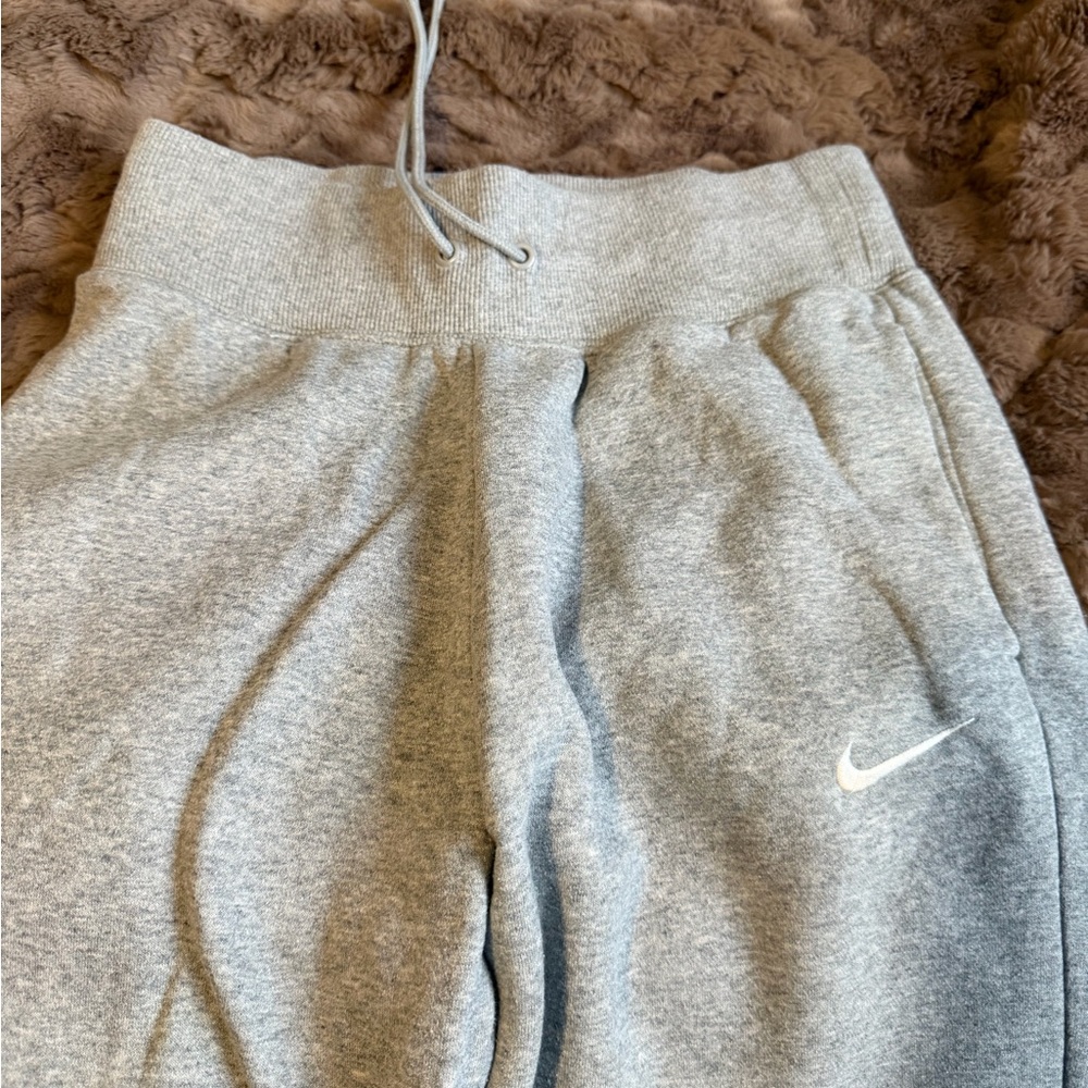 Nike women’s grey Sweatpants